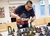 I spillet Warhammer gjelder det å måle nøye når figurene skal plasseres på spillbrettet. På seg har han landslagstrøya, men han er ikke på landslaget.