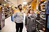 MØTE MED KUNDENE: For Tina Jensen, salgskonsulent i British American Tobacco, er kontakten med kundene noe av det beste hun vet med jobben sin. Her er 
hun sammen med butikksjef Kamal Gondal, butikksjef hos Coop Prix Vestli.