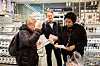 HAR TARIFFAVTALE: H&M har tariffavtale. Kristin Olavesen og Alexander Kvedalen fra HK håper flere gjør som Halgan Ahmed og blir HK-medlemmer