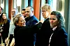LO-nestleder Sissel Skoghaug hedret de tillitsvalgte som har bestått LO-skolen. Her er det Kira Stang fra Norsk Arbeidsmandsforbund som få nålen festet på jakkeslaget.
