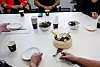 TAKK FOR INNSATSEN: Med kake og kaffe hedres Bjørn av kollegene på skiftet.