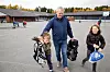 «BESTEFAR, BESTEFAR!»: Bjørn har hentet barnebarna Erik og Ida på skolen. Slik avlaster han og sønnen og svigerdatteren. Og både han og Grethe synes det fint å gjøre ting sammen med barnebarna. Det vil det blir mer tid til framover.
