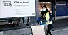 TRILLEKLAR: Mona Helen Vereecke er vant til å jobbe på forskjellige avdelinger på Ikea Furuset, men nå trives hun med å trille varer ut til kundene ute på parkeringsplassen.