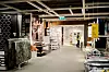 STILLE I HUSET: Det er langt mellom menneskene i det 20.000 kvadratmeter store varehuset.