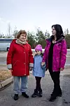 TRE GENERASJONER: Bestemor Natalia Milnitska (f.v.), Sofi og Vitoria Davidola har flyktet fra Ukraina. – Ingenting fungerte. Vi levde i frykt for bomber, sier moren Davidola.