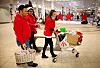 LOs julepatrulje gjør seg klar for å besøke de 85 butikkene i kjøpesenteret Brotorvet i Stathelle i Telemark. Fra venstre Ole Henrik Olsen, Øyvind Nilsen og Monica Østgård.