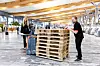 FORNØYDE:  Emilie Skjølås gleder seg til truckførerkurset som tillitsvalgt Erland Slettmoen har organisert.