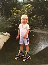 FULL FART: Året er 1992. Brenna står på rulleskøyter hjemme på Holmlia i Oslo.