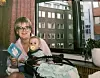 1. MAI: Tonje Brenna har feiret arbeidernes dag i hele sitt liv. Her på fanget til 'mutter'n' som har HKs sangbok klar.