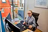 GLAD FOR ROBOTER: Marion Skaugvoll bruker sin og kollegenes ekspertise for å robotisere arbeidsoppgaver. Så slipper de å gjøre de kjedelige oppgavene.