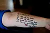 HILSEN MAMMA: Majken Kihle har fått tatovert moras bidrag i minneboka si.