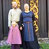 VIKINGER: Hele familien har viking-drakter. Bildet av Majken med med samboer Kim og dattera Embla er tatt for noen år siden.