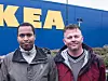IKKE NOE SØNDAGSARBEID: HK-tillitsvalgt Paal Flatabø på Ikeas kundesenter (t.h) forteller at de ansatte jubler over at søndagen blir en fridag. Her sammen med konserntillitsvalgt i Ikea, Fawsi Adem.