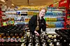 FRI MED LØNN: Britt-Maria Vestli kan se fram til mange helligdager på full betaling. Det kan endre seg hvis butikken hun jobber i får lov til å holde søndagsåpent.