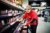 FAST JOBB: Laila Olsen er fast ansatt på Maxi Mat på Nordby kjøpesenter. For tiden jobber hun i ferskvareavdelingen i butikken. – Jeg handler selv her, jeg er så heldig å få personalrabatt. Og, ja, jeg kan ta med meg kvota hjem hver eneste dag. Det er ikke noe til hinder for det, men det skjer jo ikke. Man blir mer avslappet på det området av å jobbe her, sier hun.