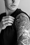SLEEVE: Den ene armen hans er fylt med forskjellige tatoveringer som denne japanske dragen.
