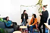 PAUSEKROKEN: I et lite hjørne av rommet til de ansatte finnes en sofa der det er mulig å slappe litt av. Men ikke på fredager. Da slapper de av hjemme. Fra venstre Aylin Dursun, Ida Haugen-Poljac, Konrad Jervell og Ane Kathrine Strand