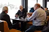 VIL FÅ MED FLERE: Nestleder i den lokale pensjonistforeningen, Jan Steinar Næsseth (i midten), er opptatt av at banken skal kunne hjelpe pensjonistene med å ta i bruk de digitale verktøyene. Her sammen med Jan Anders Bråten (t.h.) og Cato Kristiansen.