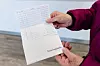 ANALOGT: Oddveig Rønningen bruker noteringshefter til å føre en oversikt over alle utgiftene sine.