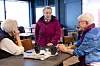 DIGITAL OG IKKE-DIGITAL: Aud Wahl Adolfsen (86) (f.v.) har nettbrett og liker godt å bruke det, men verken Oddveig Rønningen (85) eller Elsa Pettersen (87) er interessert i det digitale.