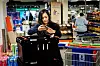 I POSER: Etter at «handleturen» er over, pakkes varene i poser og over i spesialkasser som Posten kjører ut – og leverer tilbake.
