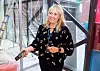 GJØR DET SELV: Regionsjef Hege Abrahamsen viser hva kundene må gjøre for å komme seg inn i butikken om natta.