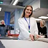 Butikkansatte Stina Monsen syns det er gøy å høre kunder fortelle om prosjektene sine og dele kunnskap.