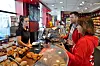 BESØK: Susanne Tengs i Deli de Luca i Universitetsgata i Oslo får informasjonom rettigheter i arbeidslivet av HK-leder Trine Lise Sundnes og ungdomssekretær Torbjørn Ness.