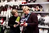 PÅ JULEPATRULJE: Runa Bolstad Laume (t.h) fra Handel og Kontor Oslo/Akershus informerer Monika Krupa om HK-medlemskap og rettigheter i arbeidslivet.