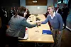 ENIGE: Forhandligslederne Trine Lise Sundnes fra HK og Elisabeth Lea Strøm fra NHO kunne tirsdag kveld undertegne protokollen etter to dager med forhandlinger.