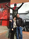 Kjell-Roar Nilsen elsker Liverpool og kona Linda. Her i kombinasjon ved Anfield stadion.