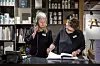 GOD DIALOG: – Vi er veldig glad for at arbeidsgiver er så positive til tariffavtalen og ønsker å ha et godt samarbeid med dem, sier Nina Hjartøy (t.v.) Her går hun og kollega Henriette Stray Juuhl gjennom papirarbeidet.