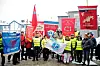 FANESAMLING: Noen av de 60 som markerte anledningen.