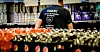 LITEN BESKYTTELSE: T-skjorter med beskjed om å vaske hendene og holde avstand har stort sett vært butikkansattes vern mot koronaviruset.