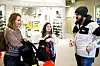 PEPTALK: Birgitte Bjørnøy, Charlott Pedersen og Kay Ouaar legger planer for hvilke butikker på Mortensrud senter de skal besøke.