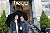 VANT FRAM: Butikkmedarbeider Henrik Olsgaard og HKs regionsekretær Rigmor Heggdal kunne pakke ned de ubrukte streikevestene etter at Høyer Bergen undetegnet tariffavtalen.