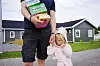 3,5 år gamle Alma-Marie møter isbilen i enhjørnings-slåbroken sin, hånd i hand med pappa Herman Schjerve Tilley.