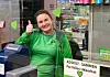 PLEKSIGLASS: Kiwi på Gauterød postet på sin Facebook-side at for å redusere smitte og gi trygghet til de ansatte i butikken, har de montert plexiglass-plater i kassa.