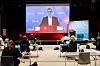 DIGITALT LANDSMØTE: HK-leder Christopher Beckham på storskjerm hos en gruppe representanter fra region Østlandet Sør samlet til landsmøte i Drammen.