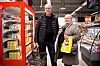 MEST I NORGE: Bjørn og Annbjørg Gundersen handler i Sverige en gang i måneden. Mesteparten av innkjøpene gjør de hjemme i Norge.