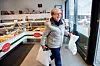 KVALITETSBEVISST: Anne Lise Hatle kjører fra Sarpsborg til Halden for å kjøpe ferskt kjøtt. I dag handlet hun snitsler til middag.