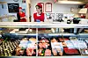 SATSER PÅ KVALITET: Gunn Heidi Larsen hos Bergstrøm kjøtt og delikatesse erkjenner at de ikke kan konkurrere med svenskene på pris. Men haldenserne holder delikatesseforretningen i live.