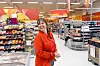 FULL FART: Det er alltid noe å gjøre som ansatt i dagligvarehandelen. Det liker Nina Hammer Thysse godt. Hun er salgsleder i faghandelen på Coop Extra Ålgård.
