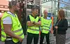 STREIKEN I 2018: Tidligere HK-leder Trine Lise Sundnes – nå stortingspolitiker for Ap – slår av en prat med (fra høyre) Per Sæbø, Torfinn Teigen og Leif Kristian Drivflaadt som streiket for at If-ansatte skulle få rett til tariffavtale.