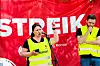 «KJÆRE KAMERATER»: HK-nestleder Lena Reitan holdt appell under solidaritetsmarkeringa for de streikende ved Handshake Norway. Tim-Marius Kollerød var ukjent med sjargongen, men satte stor pris på støtten.