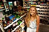 LØNNSHOPP: Sarah Eugenie Ødegården og kollegene på helsekostbutikken Life på Triaden Lørenskog storsenter kan klappe seg fornøyd på lommeboka etter at de ble medlemmer i HK.