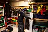 MÅ KUNNE HÅNDTERE VÅPEN: Beskyttelse mot isbjørn er nødvendig på Svalbard. Erlend pakker alltid med seg rifla før han drar på tur.