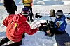 BJUDER PÅ: Andreas Lusth er fra Sverige men bosatt i Norge og på tur på Svalbard. Erlend tilbyr noen kalorier før turen fortsetter.