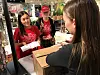 DRIVER VALGKAMP: Regionsekretær i Handel og Kontor, Linn Andersen (t.v) og hennes kollega Julia Sofie Rosseland Hansen oppfordrer Siv Malin Kvisla om å bruke stemmeretten.