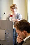 MER POLITIKK: Vi bør arrangere kurs om politikk, heller enn flere diskokvelder, mener vernepleier Gry Reinsnos. Her snakker hun til Audun Lysbakken, bildet er fra den tiden han var statsråd og Reinsnos satt i FOs landsstyre.